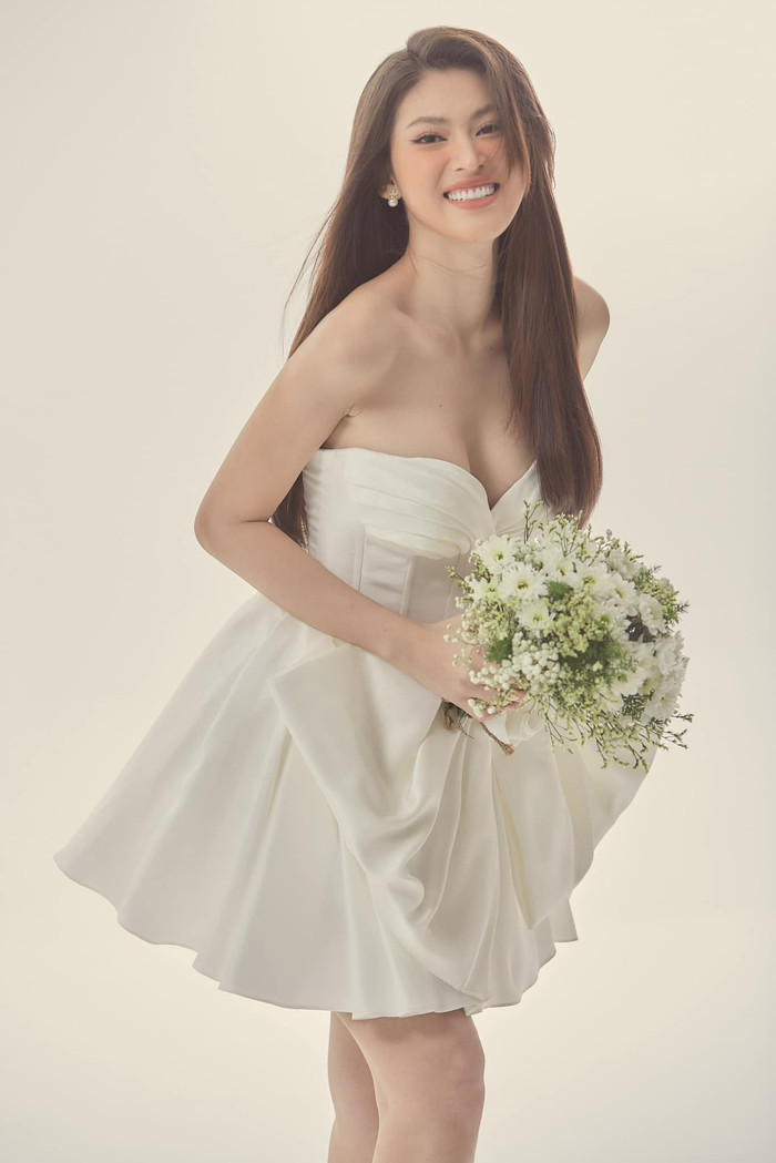 Á hậu Nguyễn Lê Ngọc Thảo gây chú ý khi chia sẻ đoạn clip ghi lại khoảnh khắc cô tự tay cắm hoa khiến nhiều khán giả đồn đoán việc cô sắp lên xe hoa. (Ảnh: FBNV)