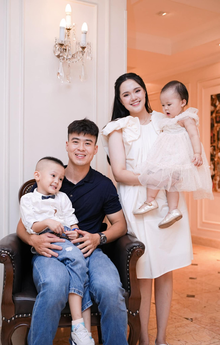 Gia đình viên mãn của Quỳnh Anh và Đỗ Duy Mạnh. (Ảnh: FBNV)