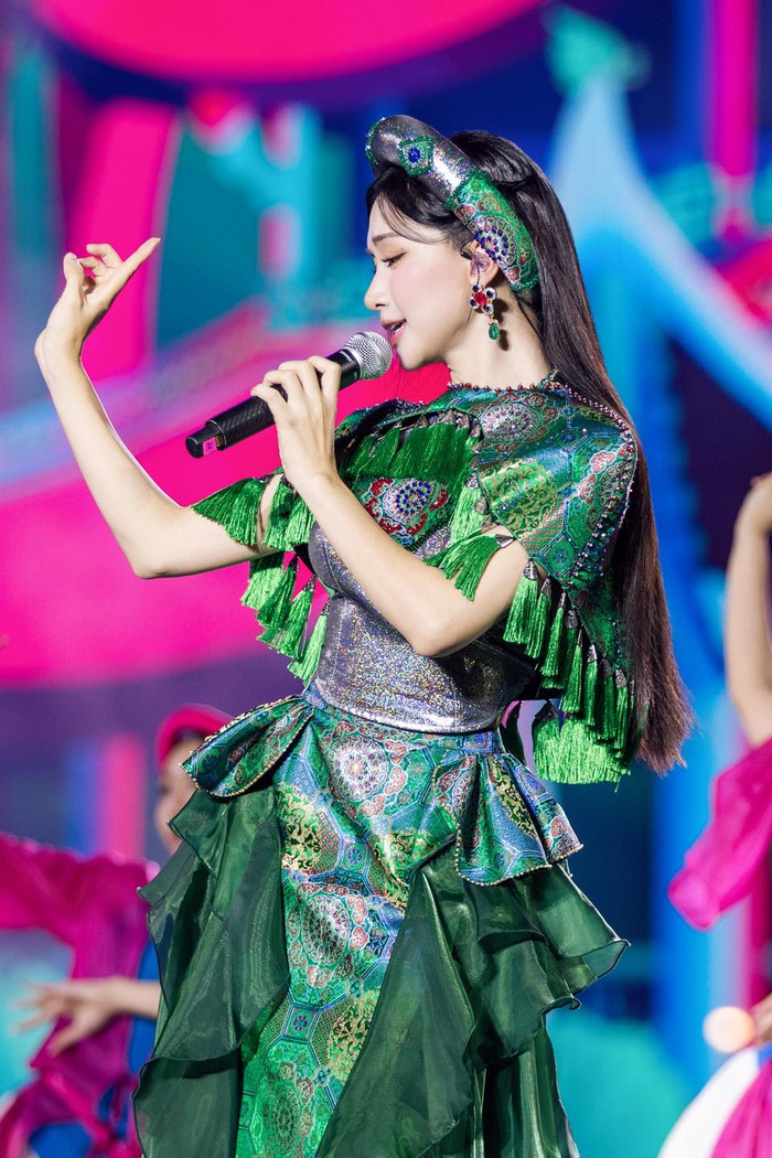 Mang nhạc phim 'Mưa Đỏ' đi diễn, Hòa Minzy tiết lộ phản ứng từ khán giả Ảnh 4