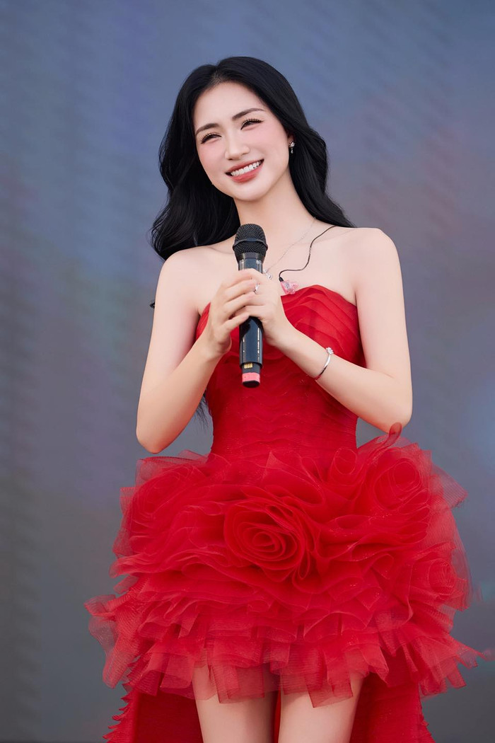 Mang nhạc phim 'Mưa Đỏ' đi diễn, Hòa Minzy tiết lộ phản ứng từ khán giả Ảnh 3