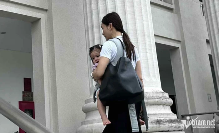 Lan Phương địu con gái út 18 tháng tuổi đến phiên toà ly hôn. Ảnh: A.Q/Vietnamnet