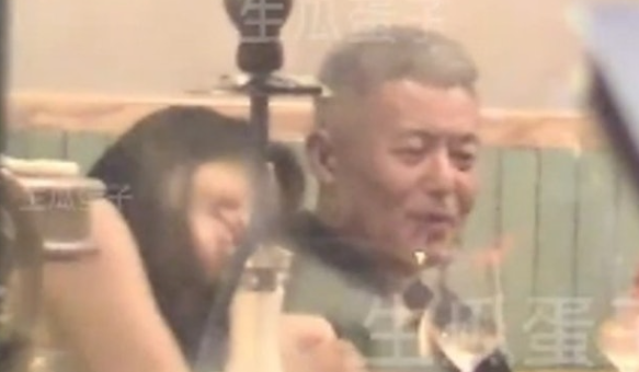 Nữ ca sĩ hàng đầu showbiz vướng nghi vấn hôn nhân rạn nứt, chồng bị bắt gặp thân mật với cô gái lạ Ảnh 3