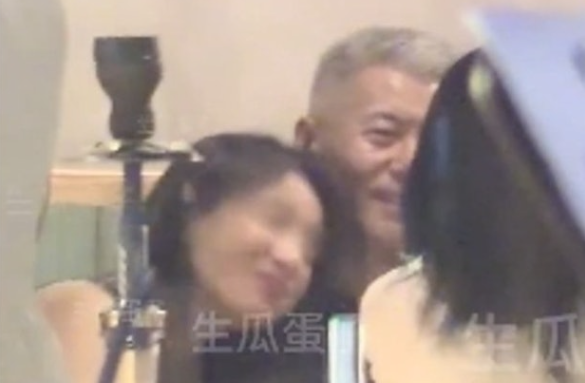 Nữ ca sĩ hàng đầu showbiz vướng nghi vấn hôn nhân rạn nứt, chồng bị bắt gặp thân mật với cô gái lạ Ảnh 2