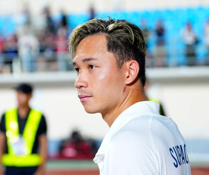 Supachok đánh nhau với cầu Iraq và xuất hiện vết trầy trên cổ. Ảnh: FAT