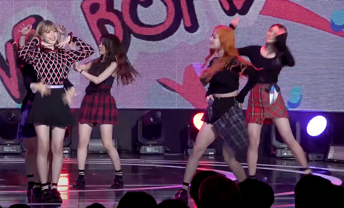 Chaeyoung loay hoay giữ chân váy bị tuột. Ảnh: YouTube MBC WORLD
