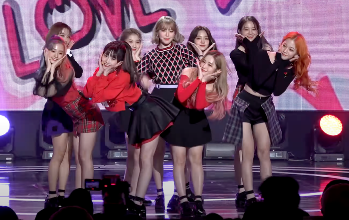 Ca sĩ Chaeyoung (bìa phải) bị tuột váy khi vừa mới biểu diễn. Ảnh: YouTube MBC WORLD