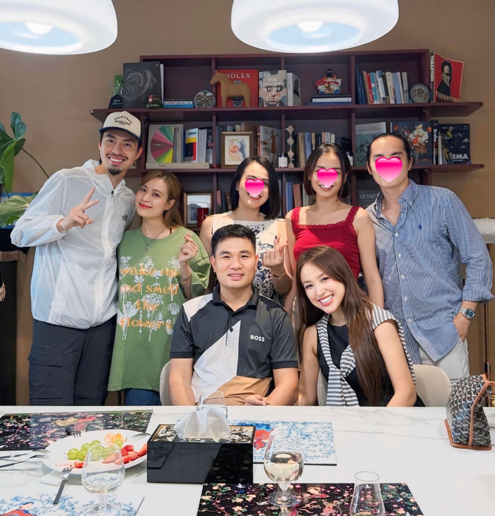 Khoảnh khắc Hoàng Thùy Linh và Đen Vâu chung khung hình nhận được sự quan tâm của đông đảo netizen. (Ảnh FBNV)