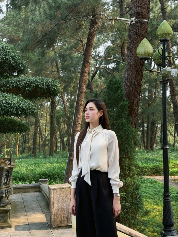 Phong cách đời thường nữ tính, thanh lịch của Đỗ Thị Hà. (Ảnh FBNV)