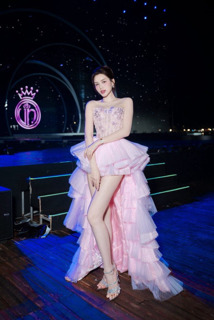 Đỗ Thị Hà nhiều lần ghi điểm khi diện váy ngắn hoặc những thiết kế xẻ tà cao, khéo léo phô diễn lợi thế vóc dáng. (Ảnh FBNV)