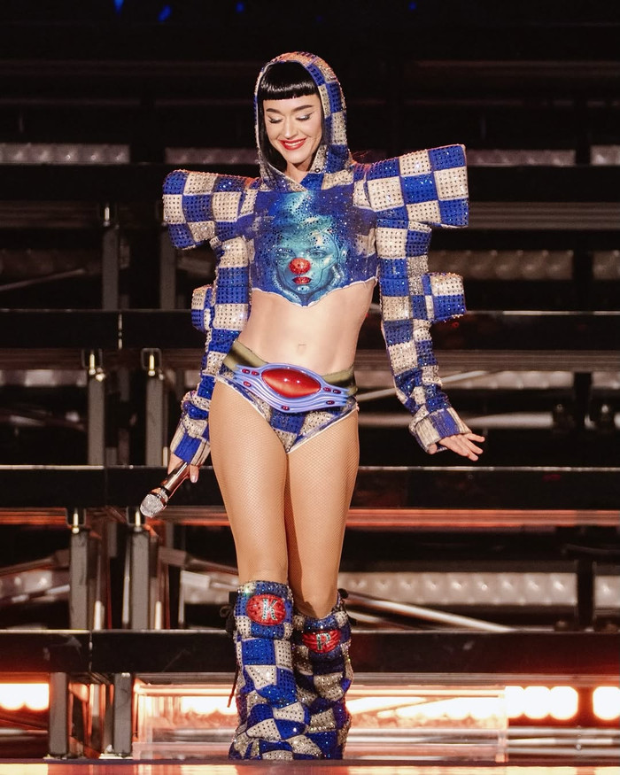  Nữ ca sĩ Katy Perry gây tranh cãi vì hành động phản cảm trên sân khấu. (Ảnh: IGNV)