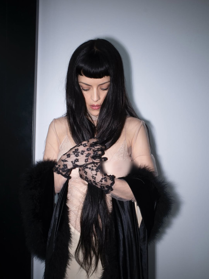 Nữ ca sĩ chọn cách tiết chế tối đa ở phần trang điểm và làm tóc. (Ảnh IGNV)