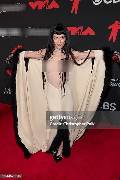 María Zardoya gây sốc khi diện áo mỏng tang, để lộ chi tiết gây tranh cãi khi xuất hiện trên thảm đỏ VMAs 2025. (Ảnh Getty Images)