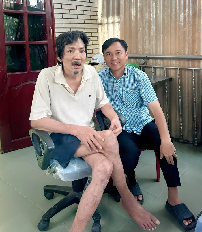 Hình ảnh nghệ sĩ Thương Tín gầy yếu, không thể đi lại bình thường khiến công chúng không khỏi chạnh lòng (Ảnh: Nhạc sĩ Tô Hiếu).