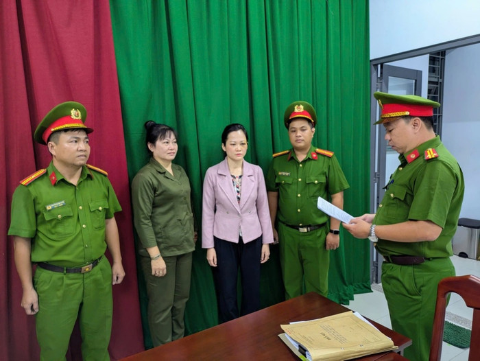 Công an đọc quyết định bắt khẩn cấp bà Chinh. Ảnh: Dân Trí