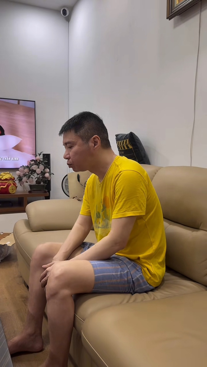 Công Lý có thể tự ăn uống, vận động nhẹ nhàng tại nhà. Ảnh: TikTok Nhân vật