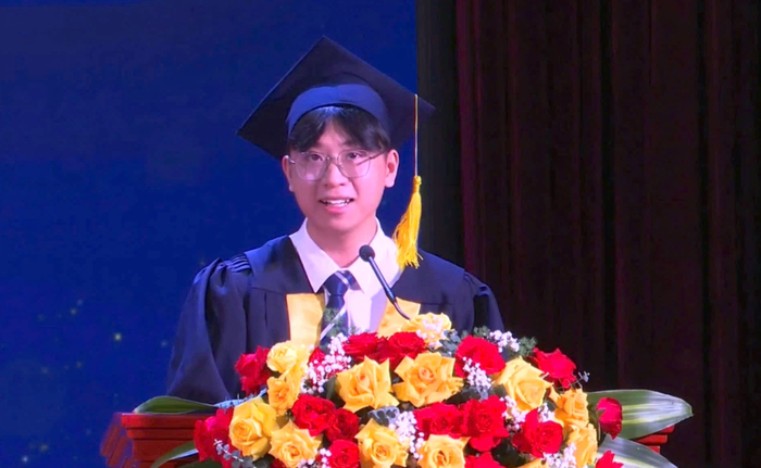 Nguyễn Thế Phương đại diện phát biểu tại Lễ tốt nghiệp Trường Đại học Sư phạm Hà Nội. (Nguồn: VnExpress)