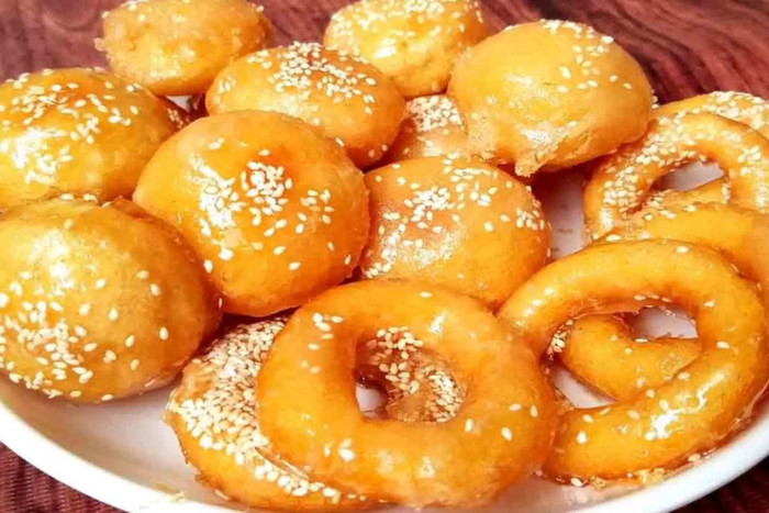 Nguyên liệu chính để làm bánh không cầu kỳ, gồm có bột gạo, bột nếp, đường, mè và nhân bánh. (Ảnh minh họa)