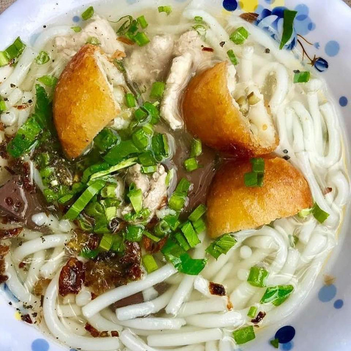 Bánh cam còn được nhiều người ăn kèm với món bánh canh. (Ảnh từ Dân Việt)