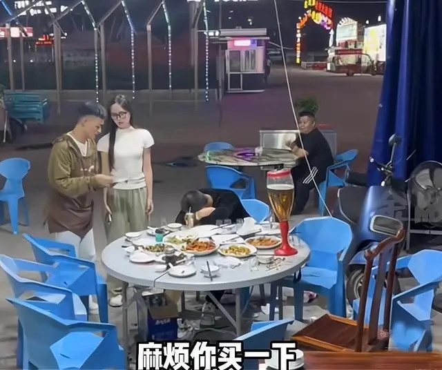 Chồng say xỉn bị bạn bè bỏ rơi tại quán nhậu, hành động của người vợ khiến ai cũng sững sờ Ảnh 2