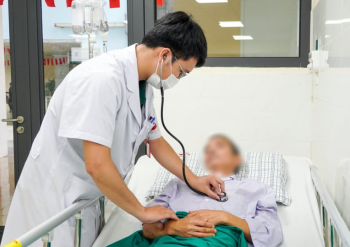 Người đàn ông được hàng xóm phát hiện kịp thời đưa đến bệnh viện. Ảnh: BVCC