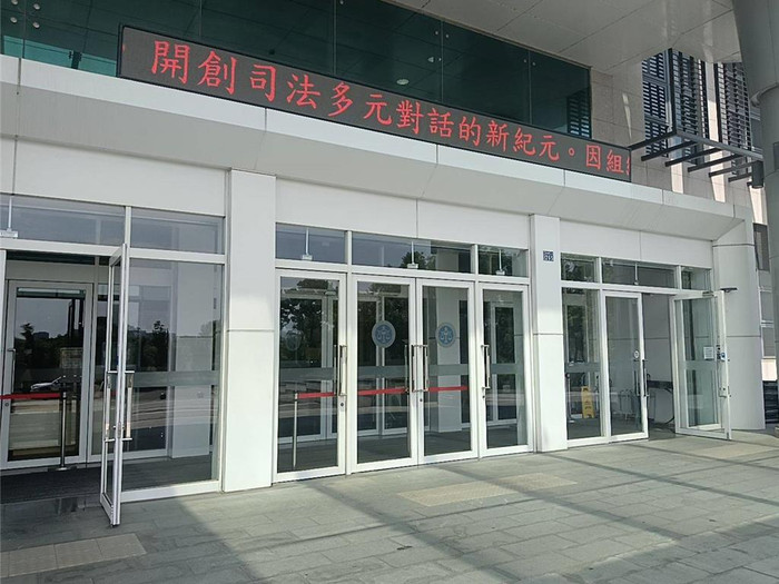 Nhìn lén phiếu lương của đồng nghiệp nhiều lần, người đàn ông gặp rắc rối không ngờ Ảnh 2