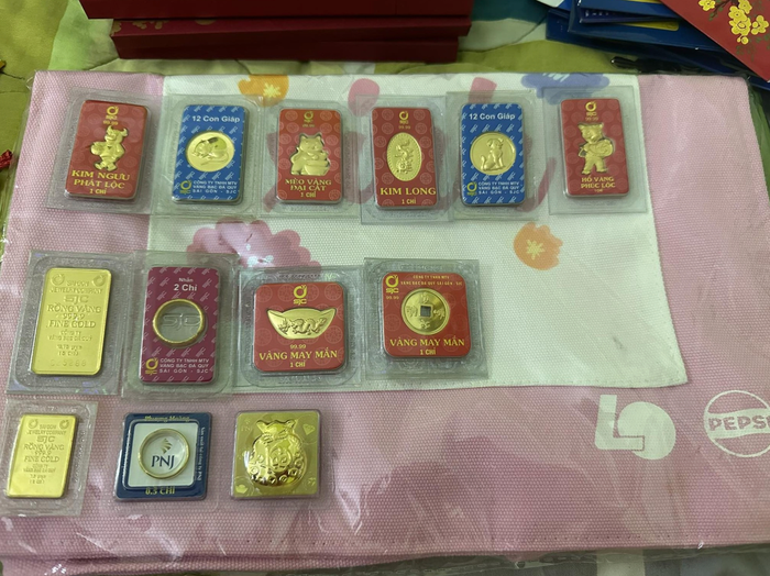 Bức ảnh mua vàng do cô vợ đăng tải. Ảnh: FB