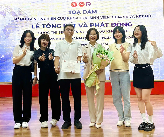 Minh Hạnh (thứ hai từ phải sang) cùng nhóm nghiên cứu khoa học. Ảnh: VNExpress.