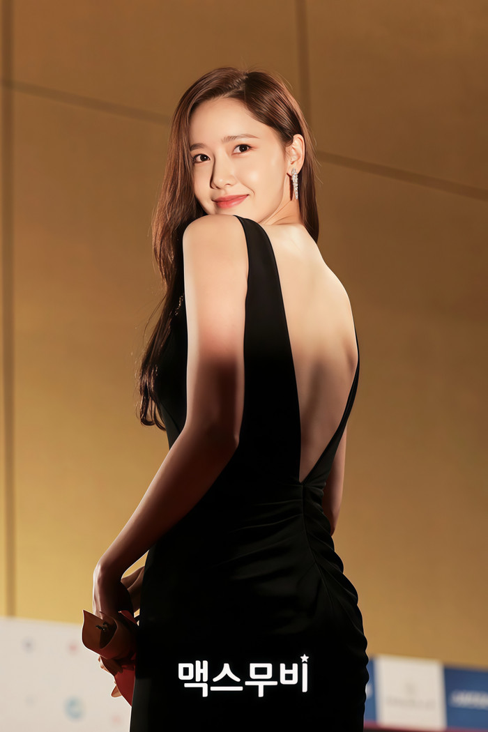 Yoona diện bộ đầm cut-out phía sau, để lộ tấm lưng mảnh mai và đường cong gợi cảm. (Ảnh Mydaily)