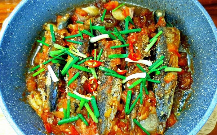 Món cá nục chiên, sốt cà chua. (Ảnh minh họa)