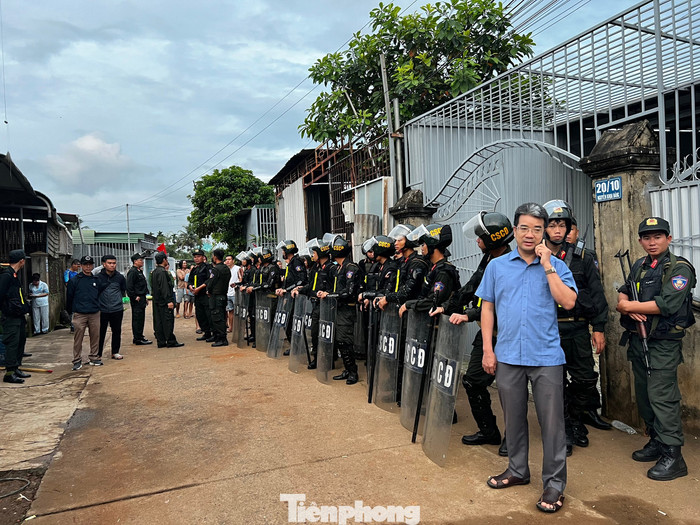 Cảnh sát có mặt để truy bắt nghi phạm. Ảnh: báo Tiền Phong