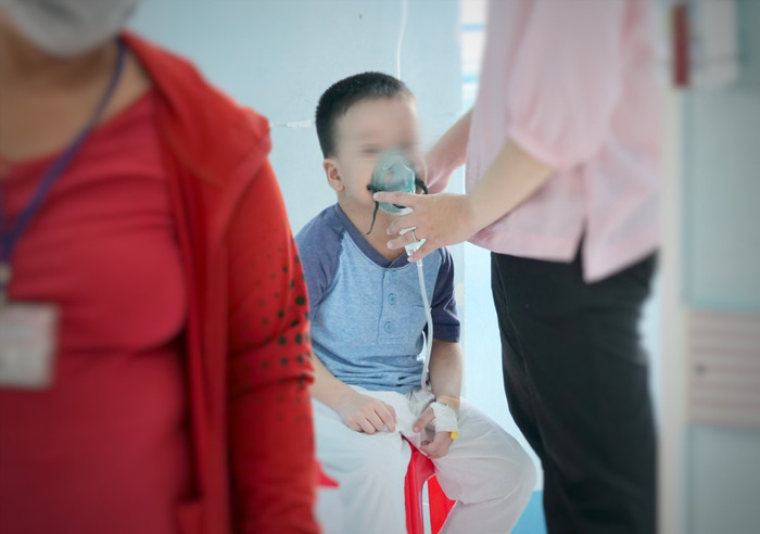 Sốt xuất huyết trở thành nỗi lo thường trực của nhiều gia đình. (Nguồn: laodong.vn) 