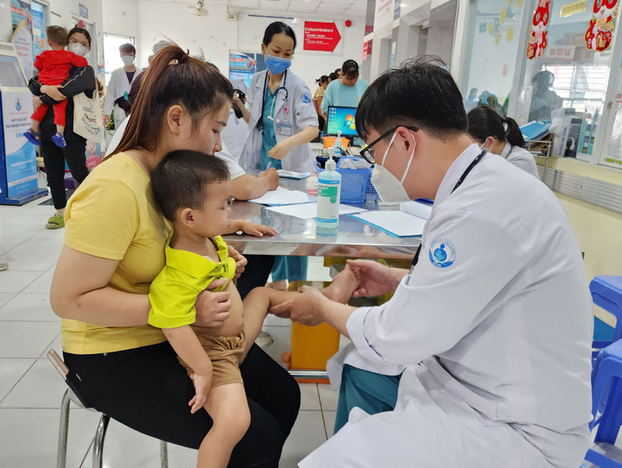 Trẻ em dễ mắc bệnh tay chân miệng. (Nguồn: nld.com.vn) 