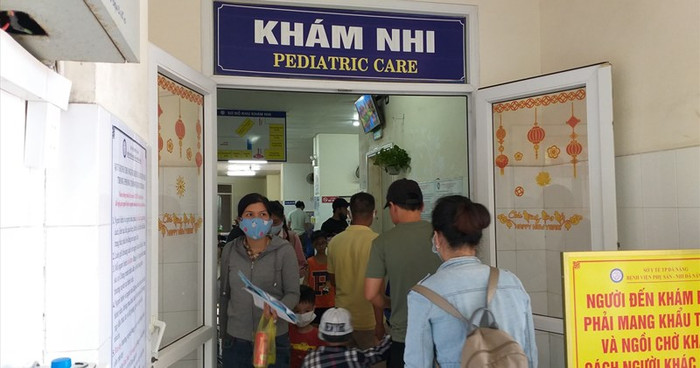 Số trẻ nhập viện gia tăng, với hàng trăm lượt khám mỗi tuần tuần. (Nguồn: laodong.vn) 