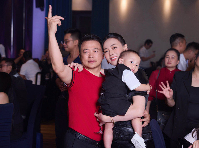 Hình ảnh mới nhất của vợ chồng Phương Oanh. Ảnh: FBNV