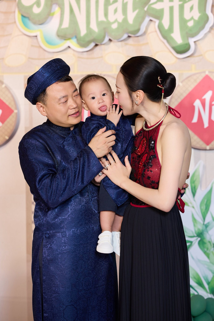 Vợ chồng Phương Oanh bày tiệc hoành tráng để mừng cặp song sinh thôi nôi. Ảnh: FBNV