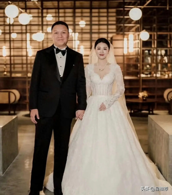 Nữ ca sĩ tuyên bố ly hôn sau khi chồng bị bắt gặp ôm nữ đồng nghiệp Ảnh 1