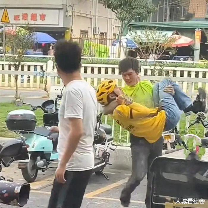 Va chạm xe với nhân viên giao hàng trên đường, hành động sau đó của người đàn ông gây xôn xao Ảnh 4