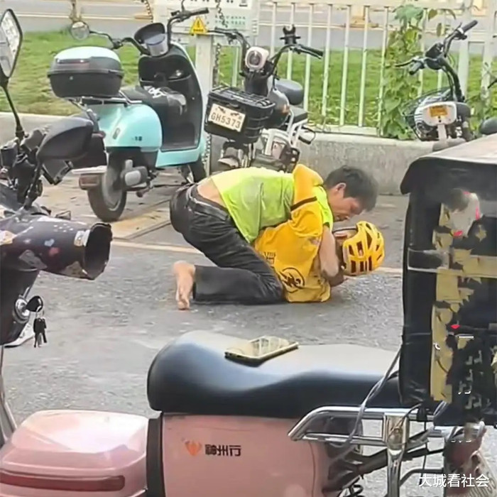 Va chạm xe với nhân viên giao hàng trên đường, hành động sau đó của người đàn ông gây xôn xao Ảnh 2