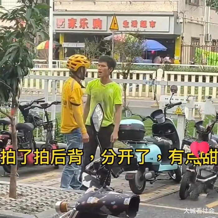 Va chạm xe với nhân viên giao hàng trên đường, hành động sau đó của người đàn ông gây xôn xao Ảnh 3