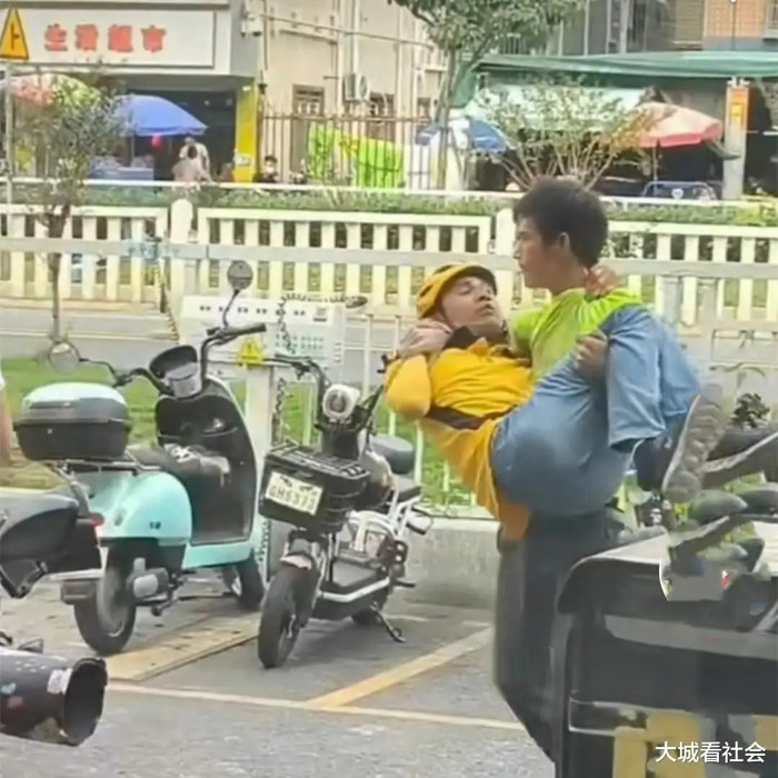 Va chạm xe với nhân viên giao hàng trên đường, hành động sau đó của người đàn ông gây xôn xao Ảnh 1