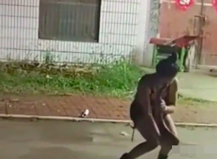 Cô gái bị con trăn cắn vào mặt không buông tại đám cưới, khách khứa kinh hãi chứng kiến Ảnh 2