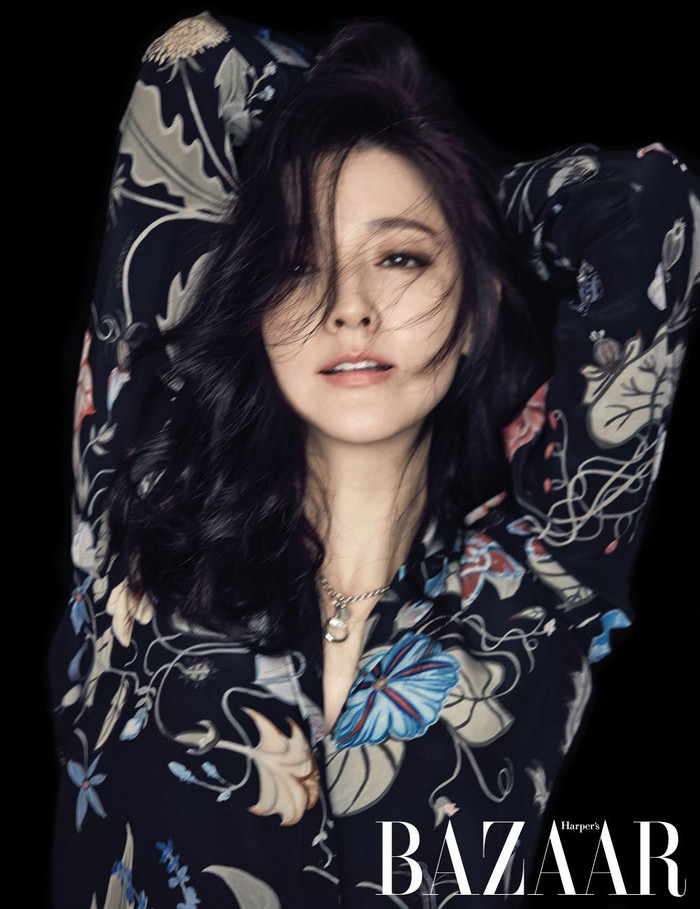 Sở hữu vẻ đẹp thách thức thời gian, Lee Young Ae được mệnh danh là quốc bảo nhan sắc của làng giải trí xứ kim chi (Ảnh: Harper's Bazaar).