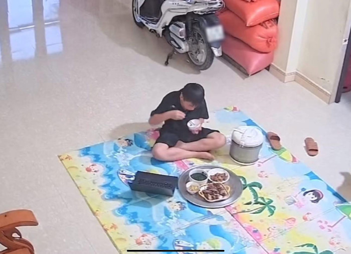 Chị lấy chồng xa, bố mẹ không ở với nhau: Em trai một mình bên mâm cơm khiến mạng xã hội nghẹn ngào Ảnh 1