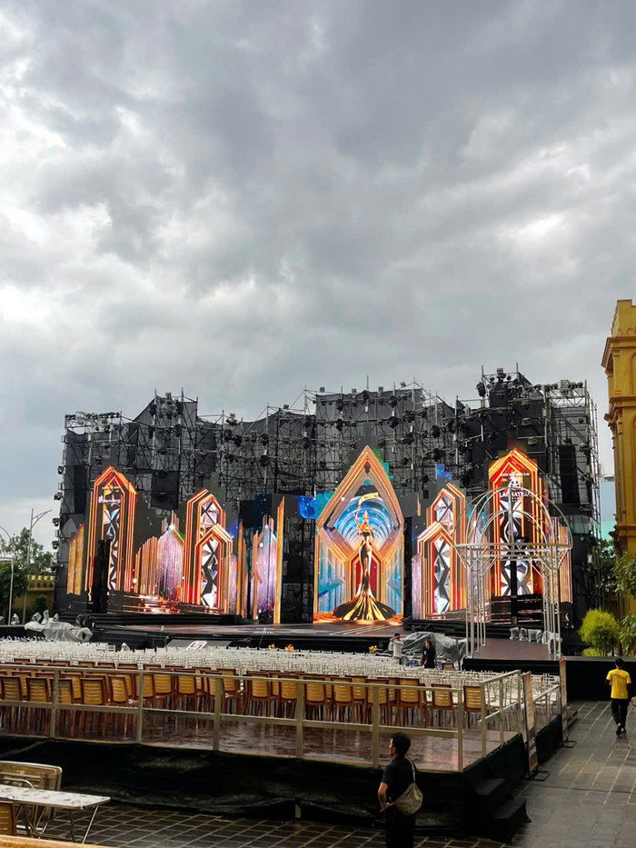 Thời tiết TP.HCM những ngày cuối mùa mưa gây ảnh hưởng đến công tác chuẩn bị cho đêm chung kết Miss Grand Vietnam 2025. (Ảnh: Minh Huy)