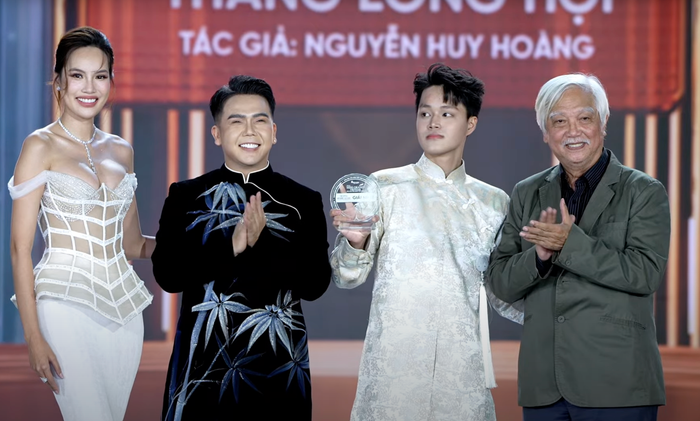 Chủ nhân của trang phục dân tộc đạt giải nhất được vinh danh trên sân khấu Miss Grand Vietnam 2025. (Ảnh chụp màn hình)