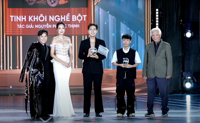 Nhiều tác phẩm trang phục dân tộc độc đáo khác cũng được xướng tên, trao giải thưởng. (Ảnh chụp màn hình)