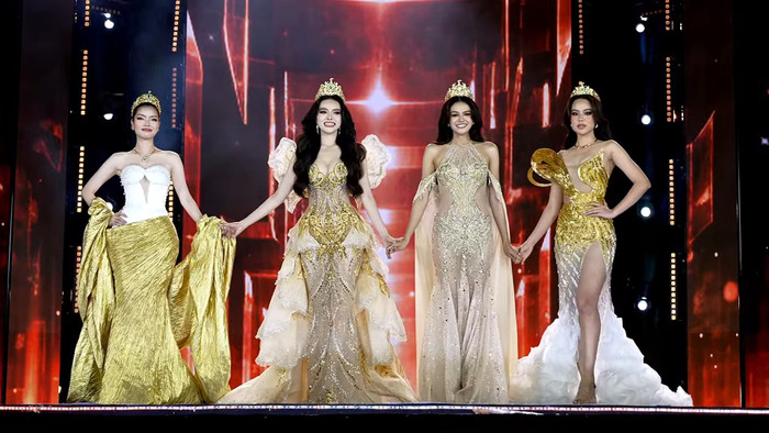 4 Á hậu tại Miss Grand Vietnam 2024 cùng nắm tay nhau trong màn final-walk. (Ảnh chụp màn hình)