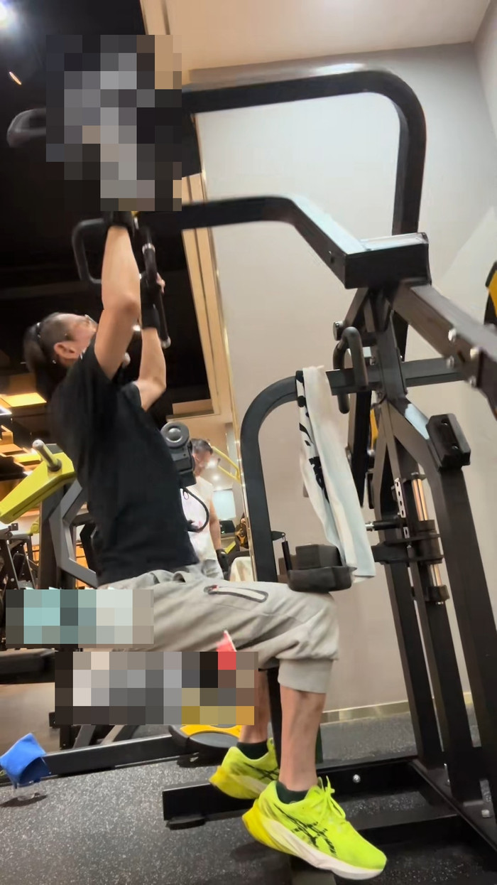 Nam diễn viên đình đám một thời lộ dấu hiệu lão hóa ở tuổi 52, tập gym cũng chật vật Ảnh 4