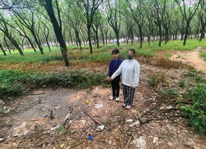 Hiện trường nơi Quỳnh (áo xanh) giao cấu với cháu T. Ảnh: Công an Đồng Nai