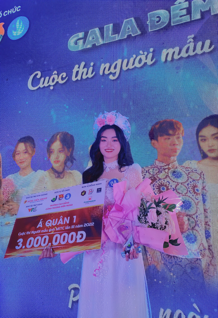 Trước khi đăng quang Miss Grand Vietnam 2025, Nguyễn Thị Yến Nhi từng thử sức ở nhiều cuộc thi nhan sắc. Năm 2022, cô giành Á quân 1 Người mẫu ảnh MTC, còn tại Miss Grand Vietnam 2024, người đẹp dừng chân trong top 15, đồng thời lọt top 5 Miss Fashion và top 5 Grand Voice Awards. Những trải nghiệm này giúp cô tích lũy kinh nghiệm trình diễn, rèn phong thái và tự tin hơn trên sân khấu. (Ảnh: FBNV) 